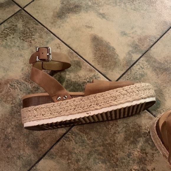 SODA Platform Sandals - Picture 4 of 8